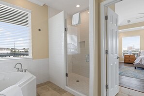 Combined shower/tub, jetted tub, hair dryer, towels