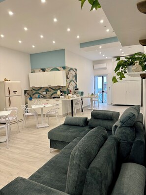 Smart-TV, Bücher, Arbeitsbereiche, Computerbildschirme