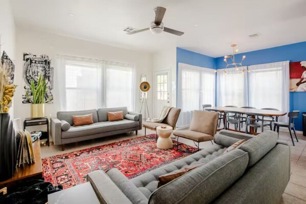 Smart TV - 5 mins to best of ATX, Stocked kitchen, 4BR 2.5BA, Backyard, Grill, yard games (Austin)