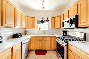 Fridge, microwave, oven, stovetop - 5 mins to best of ATX, Stocked kitchen, 4BR 2.5BA, Backyard, Grill, yard games (Austin)