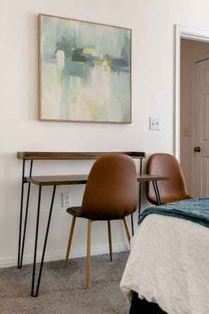 4 bedrooms, desk, iron/ironing board, free WiFi - 5 mins to best of ATX, Stocked kitchen, 4BR 2.5BA, Backyard, Grill, yard games (Austin)