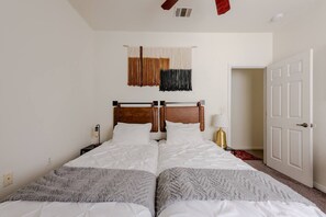 4 bedrooms, desk, iron/ironing board, free WiFi - 5 mins to best of ATX, Stocked kitchen, 4BR 2.5BA, Backyard, Grill, yard games (Austin)