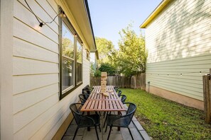 Outdoor dining - 5 mins to best of ATX, Stocked kitchen, 4BR 2.5BA, Backyard, Grill, yard games (Austin)
