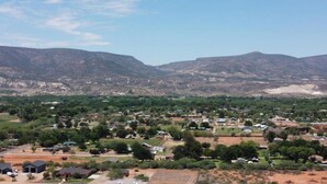 Una cittadina circondata da montagne, con edifici residenziali e commerciali.