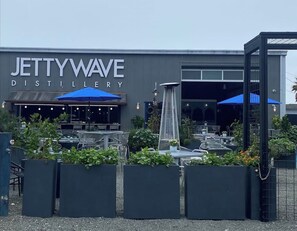 Several Brewing restaurants and distilleries - Stylish Seaside Cottage - Walking to Beach (Half Moon Bay)