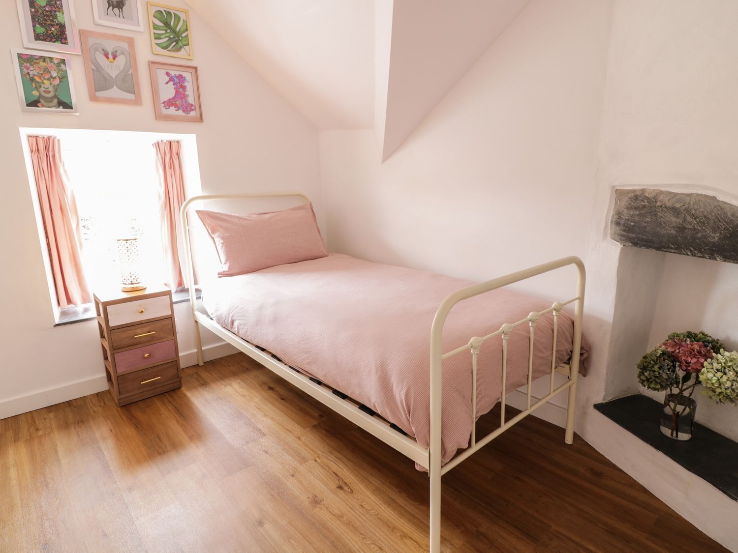 3 عدّة غرف نوم وبديكورات فريدة لكل غرفة وطراز فريد لكل وحدة