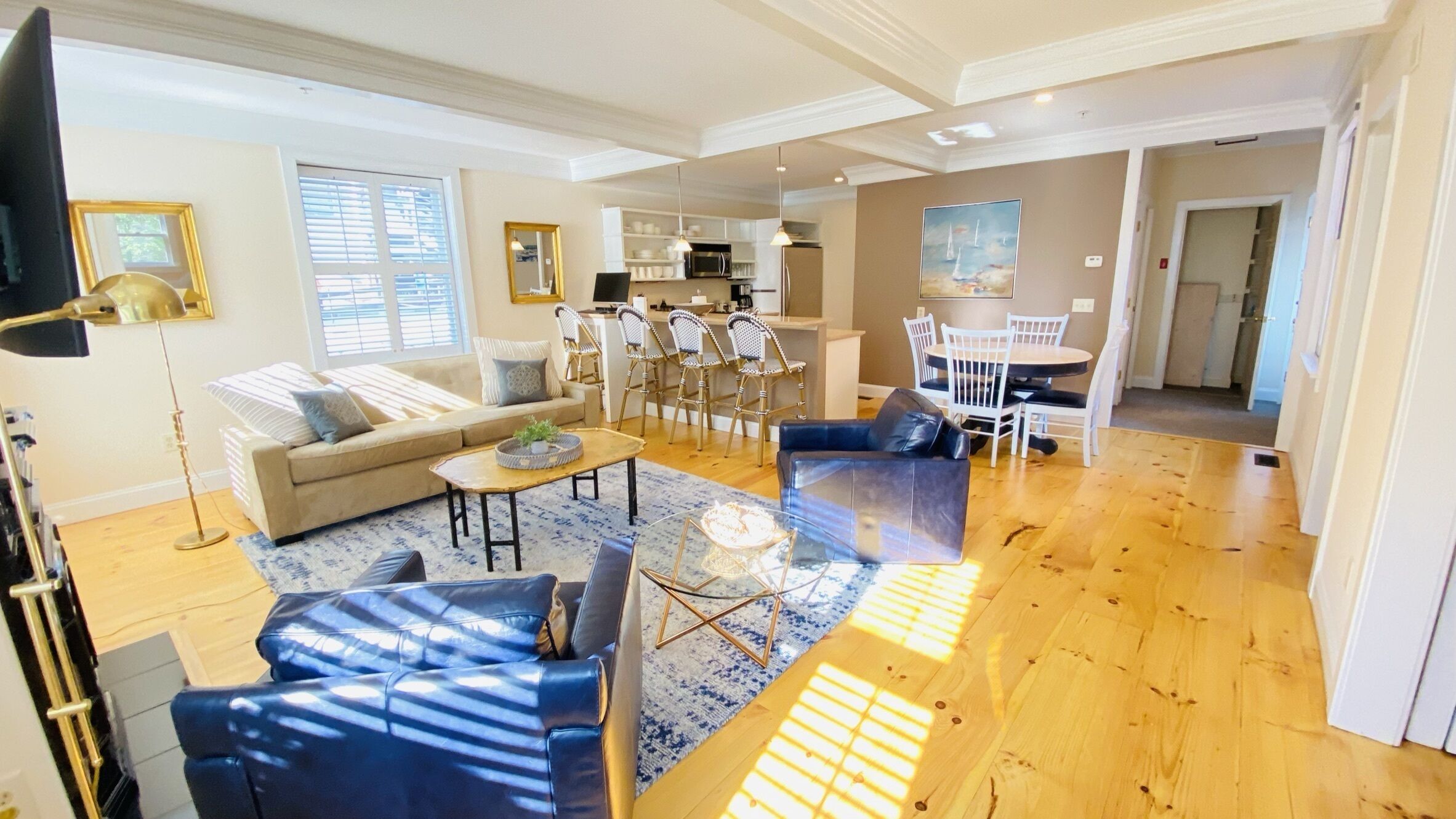 TV connectée, cheminée, livres