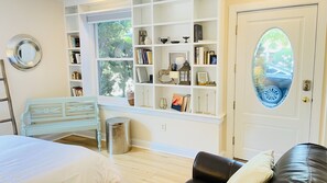 3 室のベッドルーム、デスク、アイロン / アイロン台、旅行用ベビーベッド