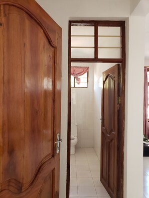 Standard Double Room | Bathroom | Towels - Khadija Kiwengwa Apartment (Kiwengwa)