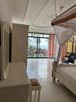 A bedroom with a bed, a desk, and a chair. - Khadija Kiwengwa Apartment (Kiwengwa)