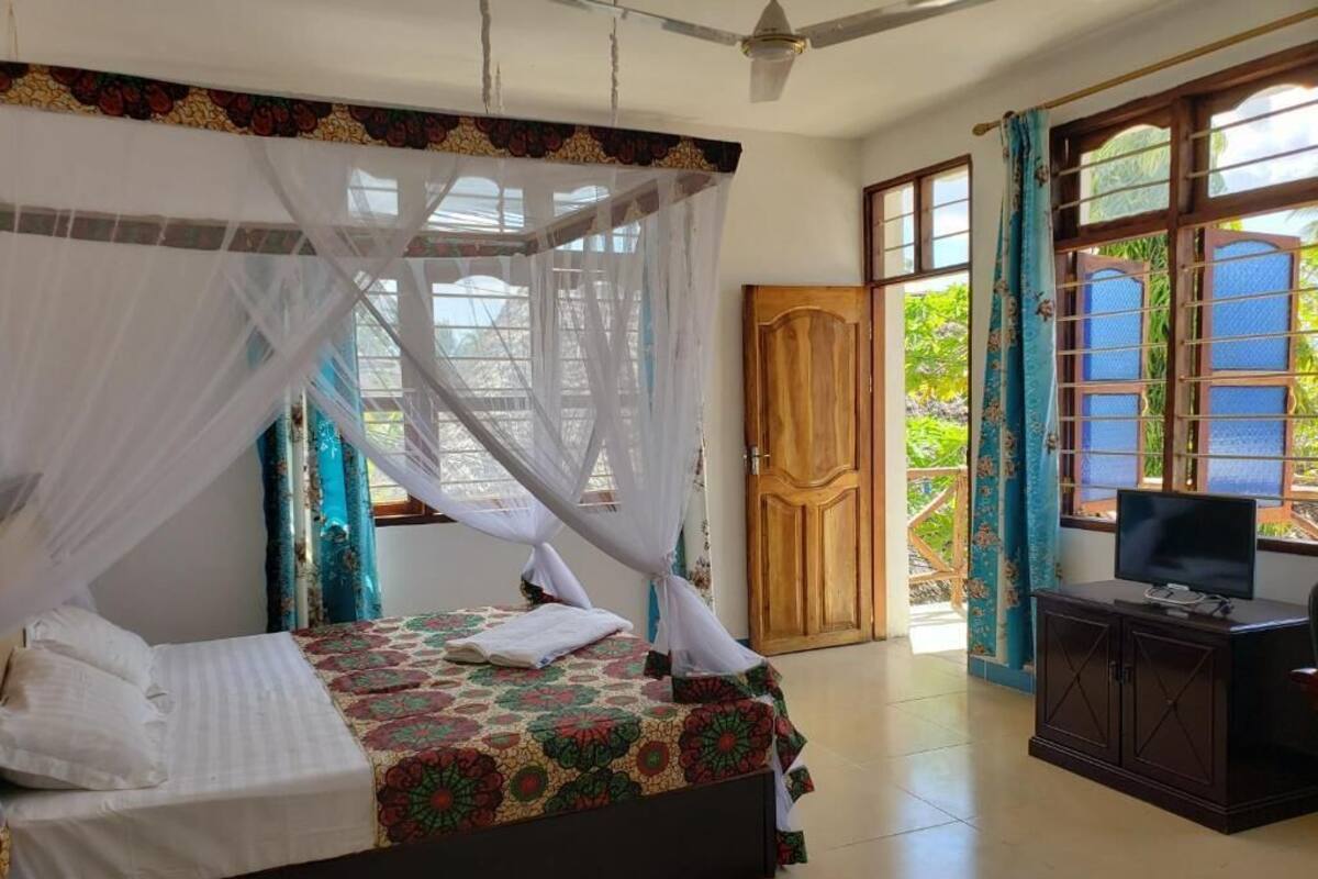Desk, free WiFi, bed sheets