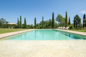 Außenpool, Sonnenschirme, Liegestühle