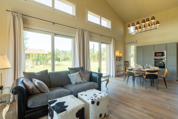 Design-Villa, 3 Schlafzimmer | Wohnbereich | Flachbildfernseher, Kamin