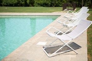 Außenpool, Sonnenschirme, Liegestühle