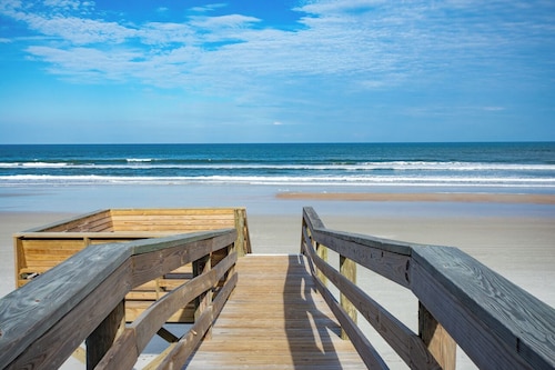 Sea Gem-Ocean Views, Heated Pool, King Bed, Beach Access