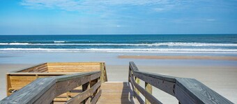 Sea Gem-Ocean Views, Heated Pool, King Bed, Beach Access