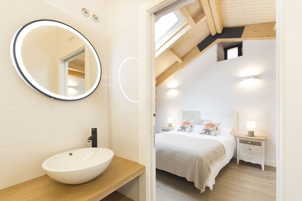 4 bedrooms, desk, iron/ironing board, free WiFi