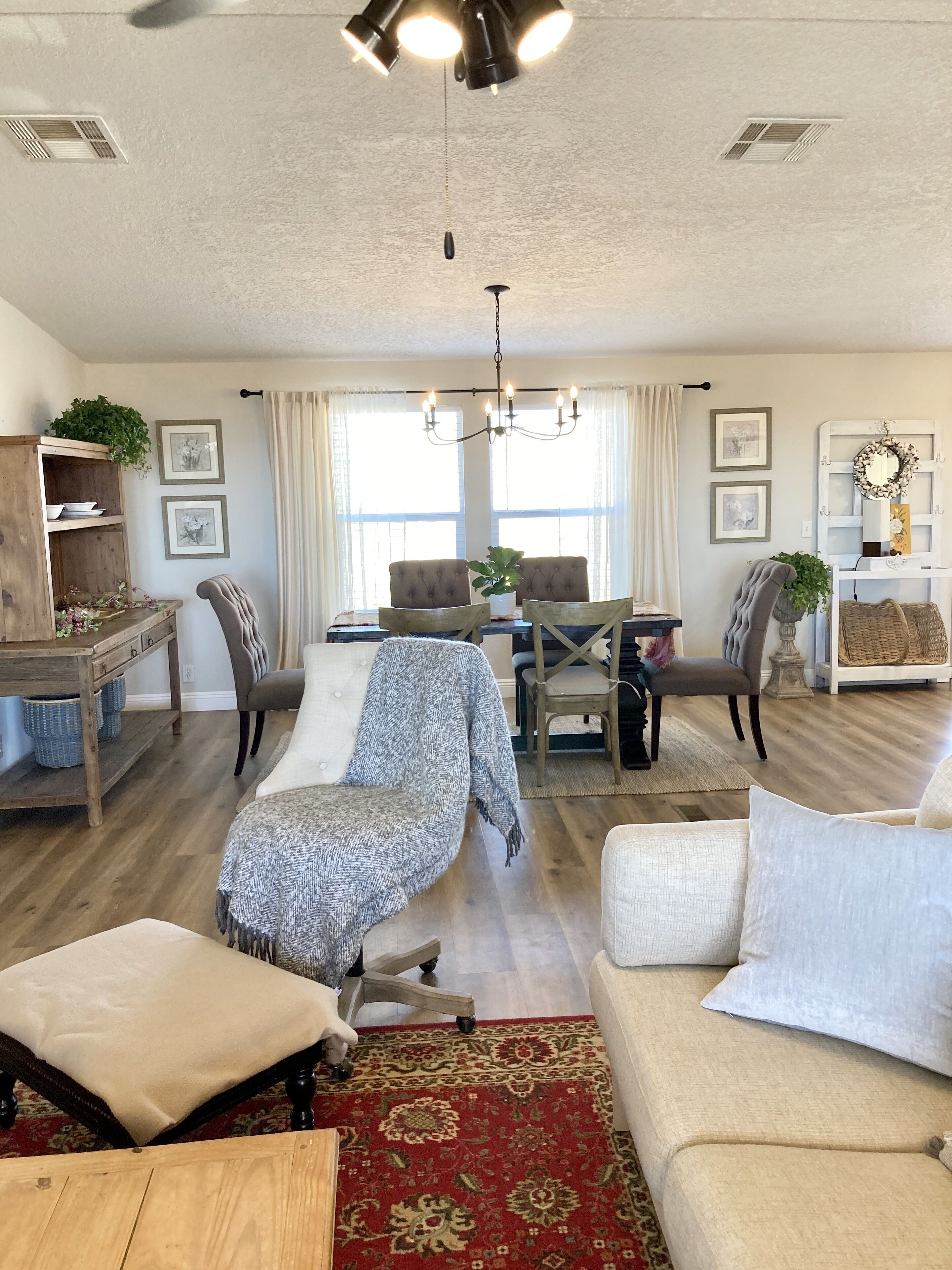 智能電視、壁爐、書籍