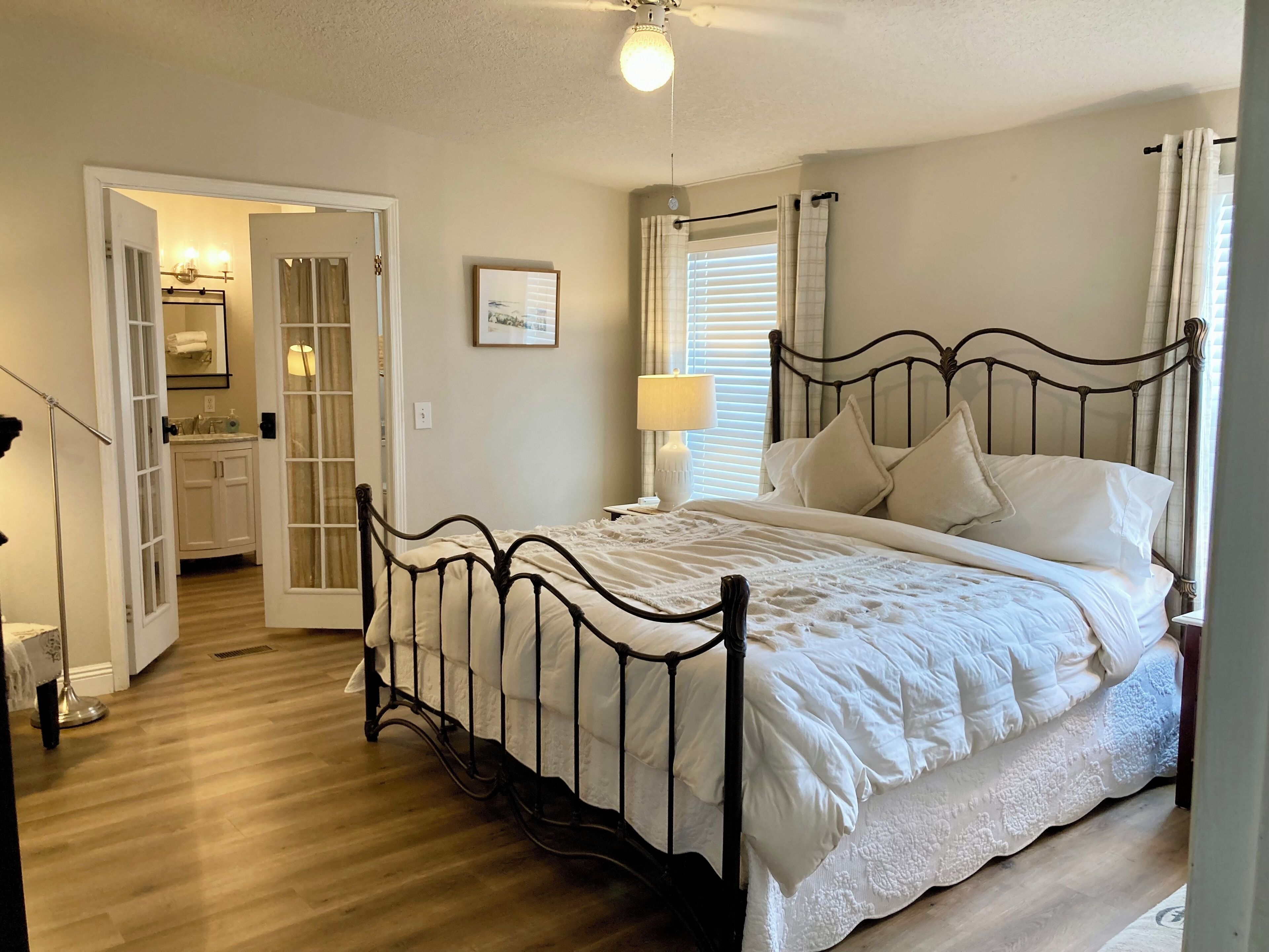 3 bedrooms, desk, iron/ironing board, travel crib