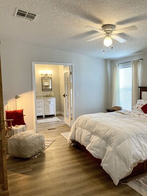 3 habitaciones, escritorio y tabla de planchar con plancha