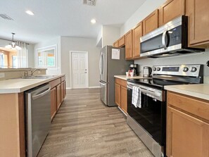 Fridge, microwave, oven, stovetop - Summer Sparkle - 4 bedroom / 4 bathroom pool home with hot tub and games room (Kissimmee)