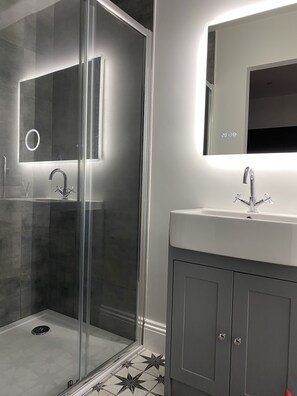 Combined shower/bathtub, hair dryer, towels, soap - WESTREACH is a 4 Bedroom, all en-suite sleep 8 Townhouse (Filey)