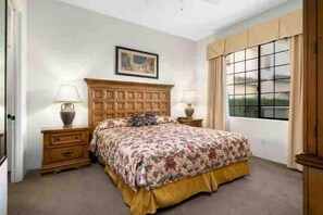 1 slaapkamer, een kluis op de kamer, een bureau