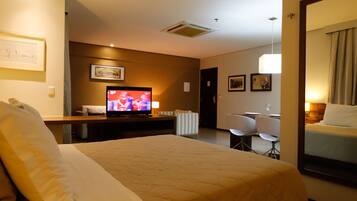 1 quarto, cofres nos quartos, escrivaninha