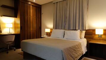 1 quarto, cofres nos quartos, escrivaninha