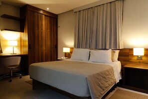 1 soveværelse, pengeskab på værelset, skrivebord, strygejern/strygebræt