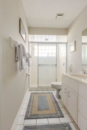 Chuveiro/banheira combinados, secador de cabelo, toalhas de banho 