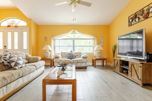 Smart-TV, Tischtennisplatte, Bücher, Stereoanlage