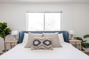 4 bedrooms, memory foam beds, desk, iron/ironing board - Well-Stocked, Family Friendly Home on the Westside (Colorado Springs)