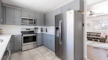 Refrigerador, microondas, horno, placa de cocina