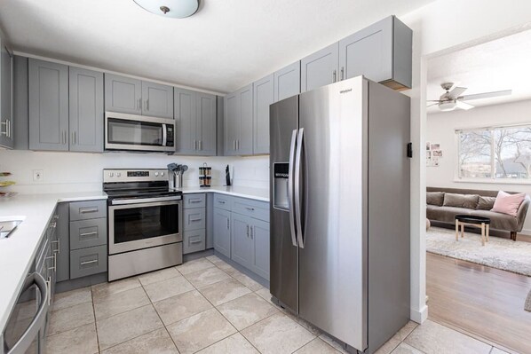 Refrigerador, microondas, horno, placa de cocina