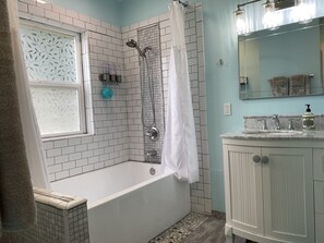 Combined shower/bathtub, hair dryer, towels, soap - Amazing views (Sequim)