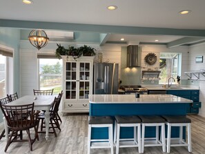 Fridge, microwave, oven, stovetop - Amazing views (Sequim)