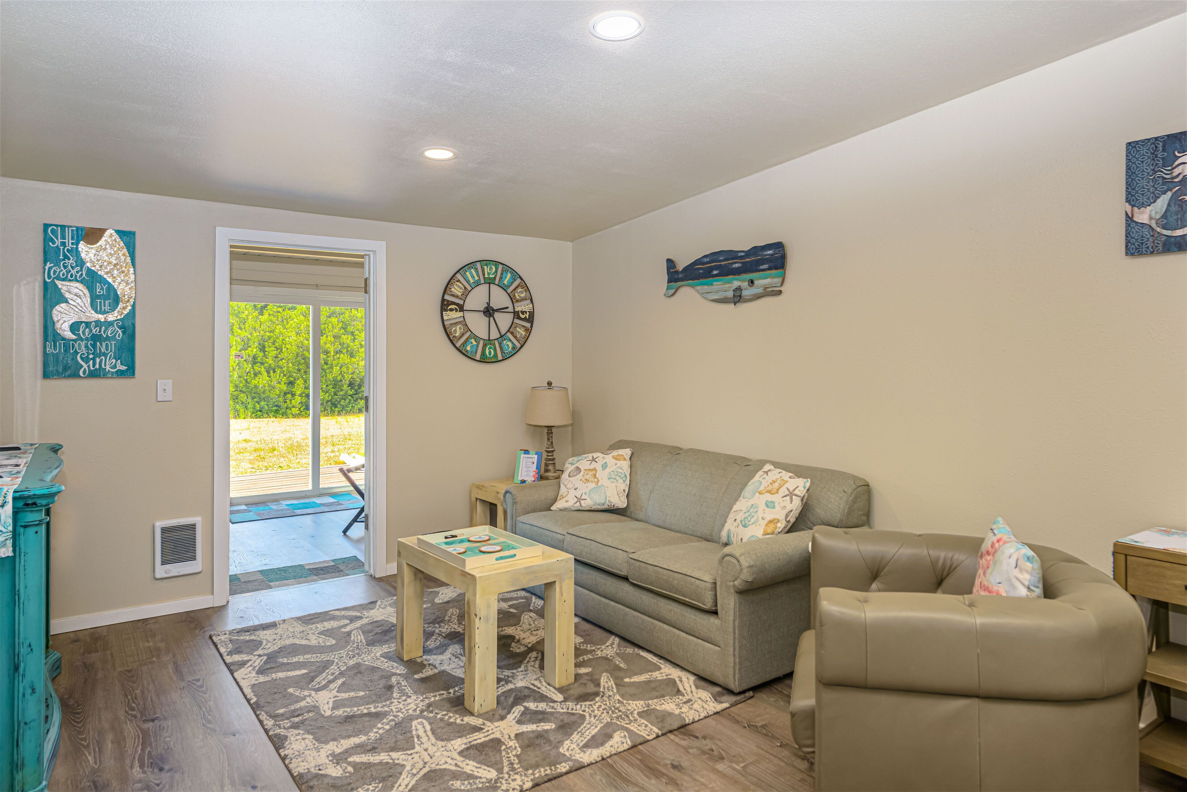 تلفزيون، مدفأة، مشغل دي في دي