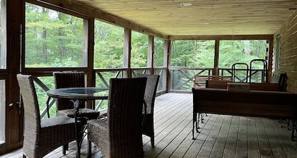 Beautiful, private log cabin with huge, relaxing screened porch
