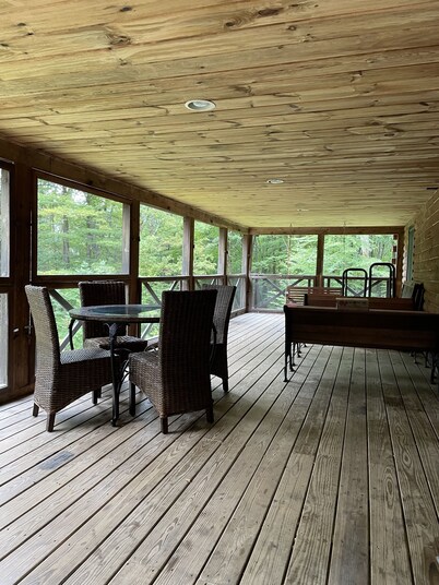 Beautiful, private log cabin with huge, relaxing screened porch