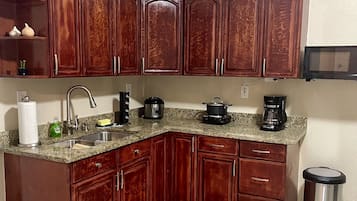 Jääkaappi, mikroaaltouuni, liesi, kahvin-/teenkeitin