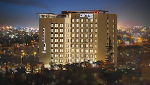 A multi-story hotel with a flat roof and a sign reading 'CENTRO by Rotana.' - Centro Mada Amman By Rotana (Amman)