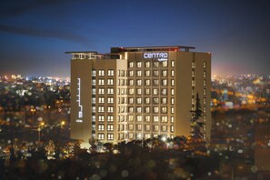 A multi-story hotel with a flat roof and a sign reading 'CENTRO by Rotana.' - Centro Mada Amman By Rotana (Amman)