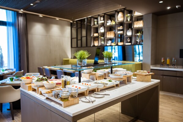 2 restaurants, breakfast, lunch, dinner served; Halal dishes - Centro Mada Amman By Rotana (Amman)