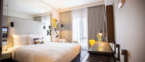 1 camera, una cassaforte in camera, una scrivania, postazione laptop