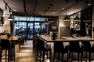 2 restaurants servant le petit déjeuner, le déjeuner et le dîner