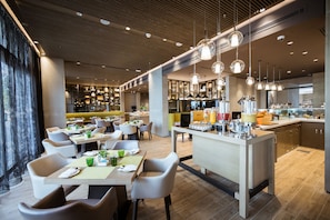 2 restaurants, breakfast, lunch, dinner served; Halal dishes