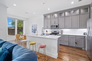 Een koelkast, een microgolfoven, een oven, een kookplaat