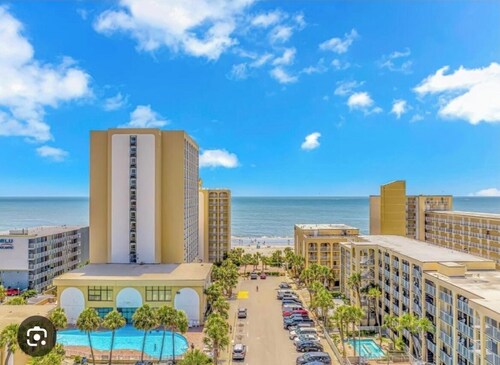 Seaside Splendor: Oceanfront Luxury with Private Jacuzzi