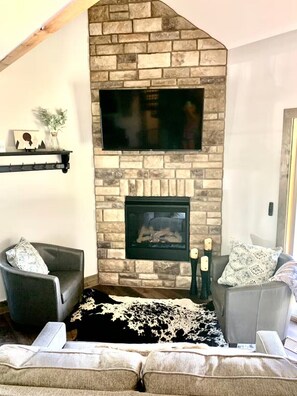 Una Smart TV, una chimenea, videojuegos